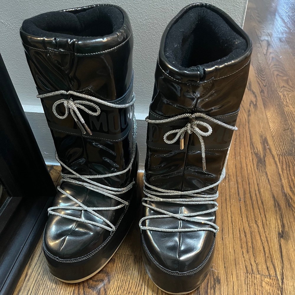 MOON BOOT ICON METALLIC-BLACK VINYL BOOTS WITH RHINESTONE LACES